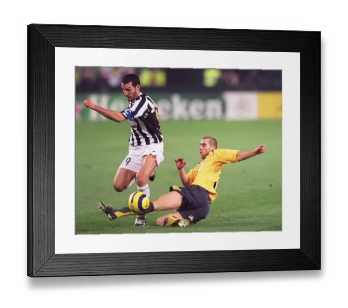 Framed Print : Mathieu Flamini (Arsenal) Gianluca Zambrotta (Juve). Juventus 0: 0 Arsenal