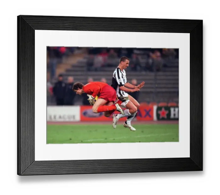 Framed Print : Jens Lehmann (Arsenal) collects the ball under presure from Zlatan Ibrahimovic (Juventus) Framed Print : Jens Lehmann (Arsenal) collects the ball under presure from Zlatan Ibrahimovic (Juventus)