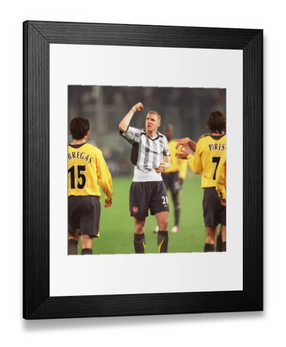 Framed Print : Philippe Senderos (Arsenal) celebrates at the final whistle