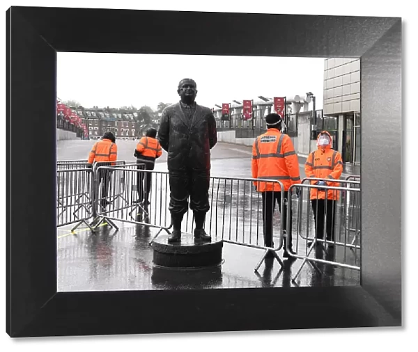 Arsenal vs Brighton: Chapman Statue at Emirates Stadium - Premier League 2021