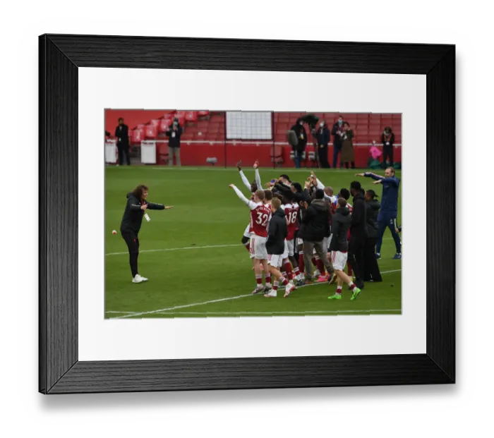 Framed Print : Arsenal's Euphoric Moment: Celebrating Victory Over Brighton & Hove Albion in the 2020-21 Premier League