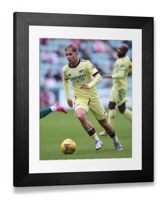 Framed Print : Arsenal's Emile Smith Rowe Shines in Pre-Season Victory over Hibernian Framed Print : Arsenal's Emile Smith Rowe Shines in Pre-Season Victory over Hibernian