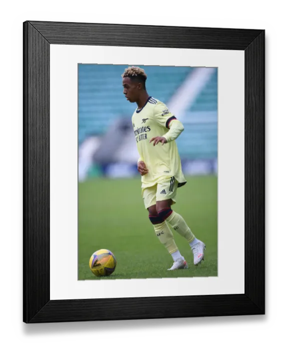 Framed Print : Arsenal's Omari Hutchinson in Action during Pre-Season Clash against Hibernian (2021-22)