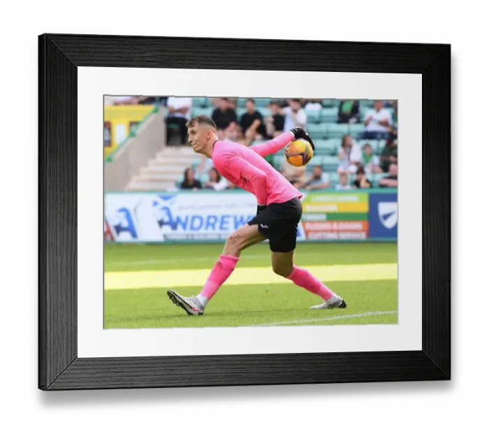 Framed Print : Hibernian vs Arsenal: Pre-Season Clash at Easter Road, Edinburgh (July 2021) Framed Print : Hibernian vs Arsenal: Pre-Season Clash at Easter Road, Edinburgh (July 2021)