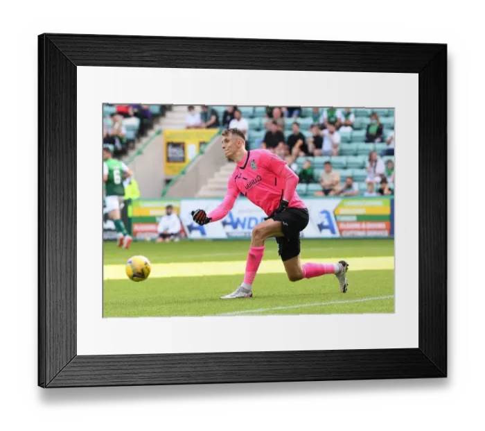 Framed Print : Pre-Season Clash: Hibernian vs Arsenal at Easter Road, Edinburgh (2021)