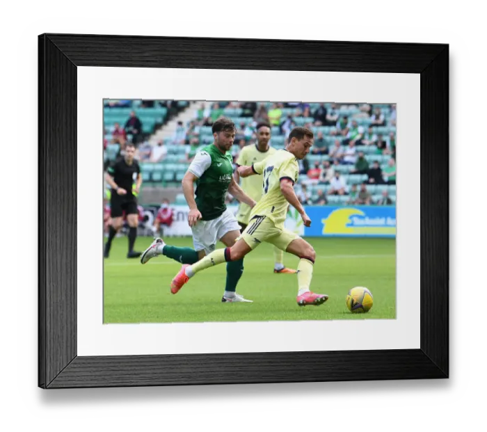 Framed Print : Arsenal's Cedric Soares in Pre-Season Action at Hibernian's Easter Road