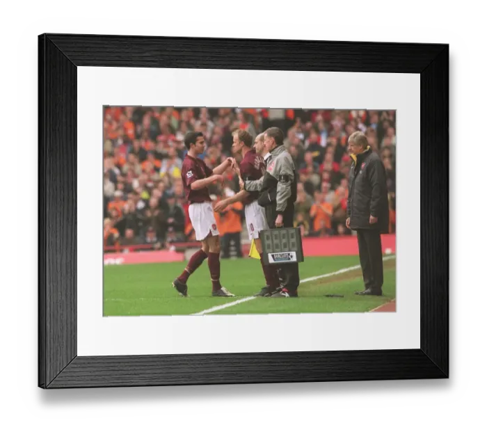 Framed Print : Dennis Bergkamp comes on as a substitute for Robin van Persie Framed Print : Dennis Bergkamp comes on as a substitute for Robin van Persie