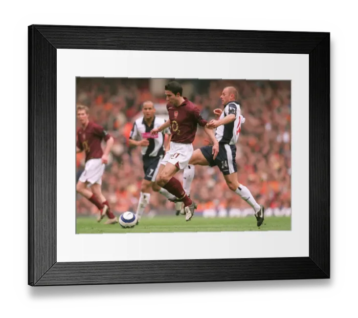 Framed Print : Robin van Persie (Arsenal) Ronnie Wallwork (West Brom)