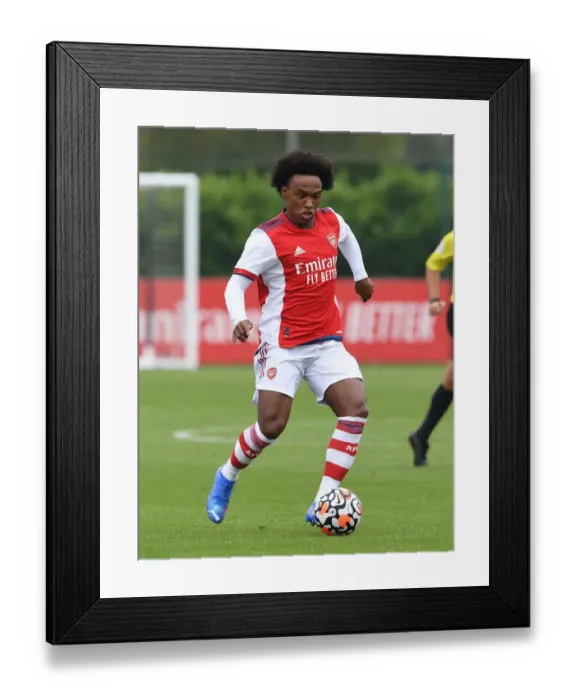 Framed Print : Arsenal's Willian in Action: Arsenal vs Millwall Pre-Season Match (2021) Framed Print : Arsenal's Willian in Action: Arsenal vs Millwall Pre-Season Match (2021)