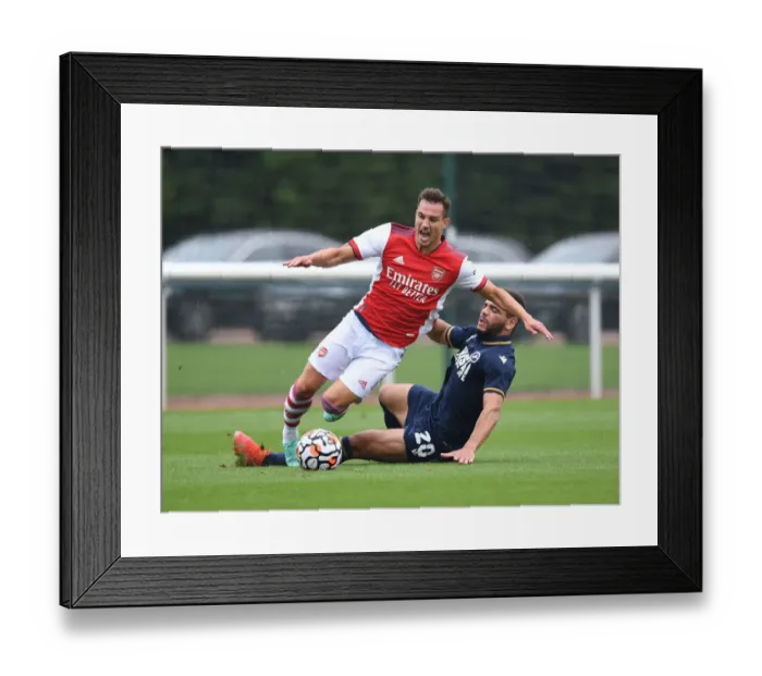 Framed Print : Arsenal's Cedric in Pre-Season Action Against Millwall Framed Print : Arsenal's Cedric in Pre-Season Action Against Millwall