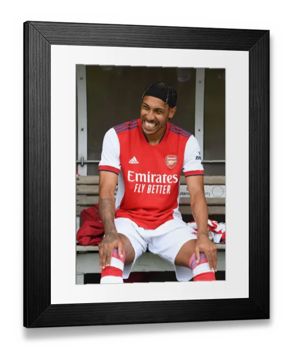 Framed Print : Arsenal's Pierre-Emile Smith Rowe Gears Up for Arsenal v Millwall Pre-Season Friendly