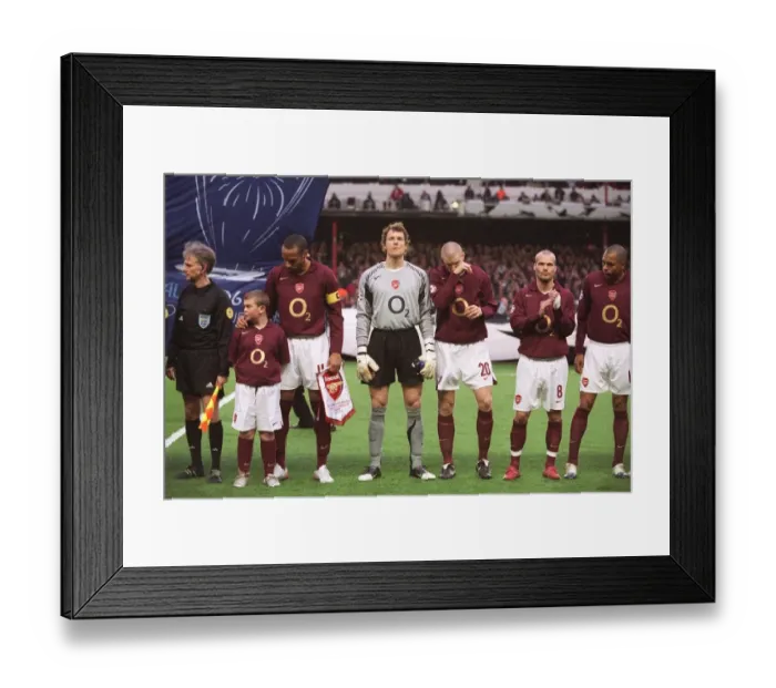 Framed Print : The Arsenal players line up before the mtch Framed Print : The Arsenal players line up before the mtch