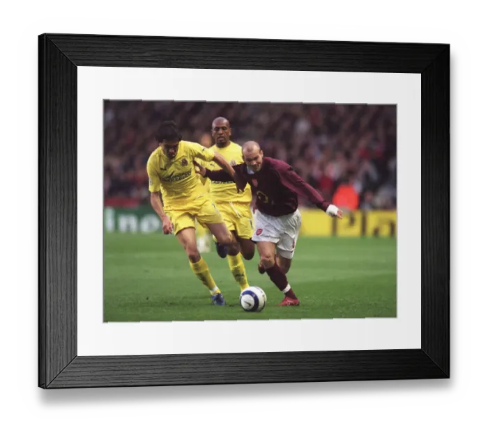 Framed Print : Freddie Ljungberg (Arsenal) Javi Venta (Villareal). Arsenal 1: 0 Villareal