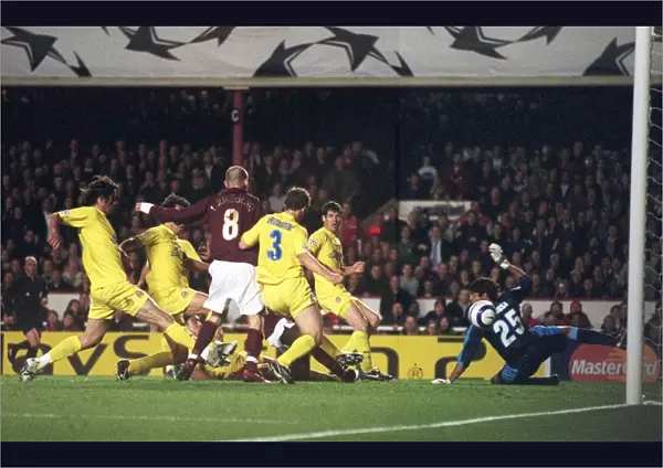Kolo Toure slides in to score Arsenals 1st goal. Arsenal 1: 0 Villarreal