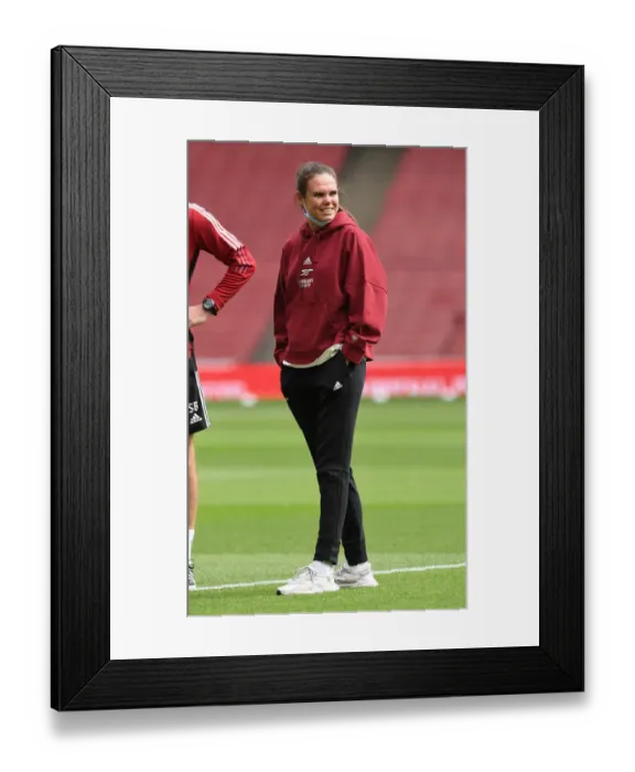 Framed Print : Arsenal's Simone Boye Prepares for Battle: Arsenal Women vs Chelsea Women at Emirates Stadium