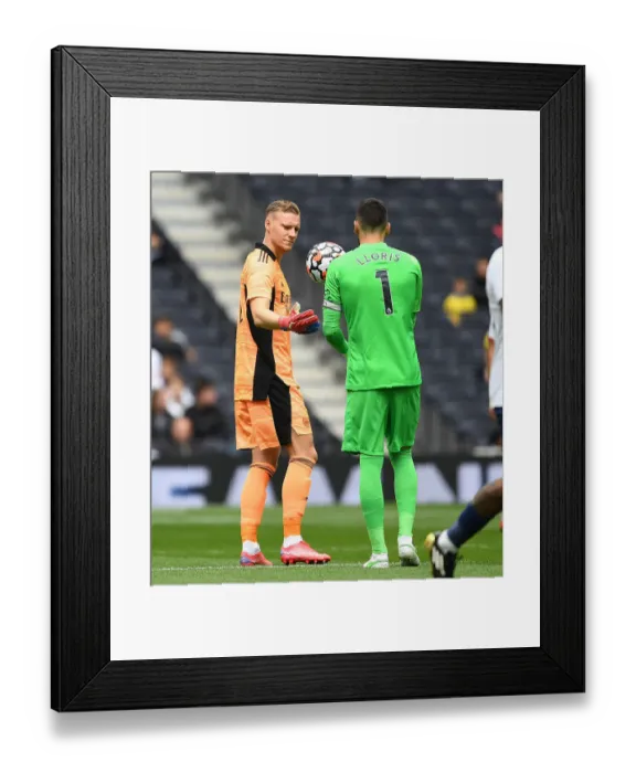 Framed Print : Tottenham Hotspur v Arsenal: The MIND Series Framed Print : Tottenham Hotspur v Arsenal: The MIND Series