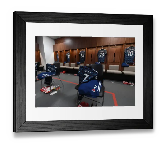 Framed Print : Arsenal Players Bukayo Saka and Nuno Tavares Prepare for Brentford Match, 2021-22 Premier League