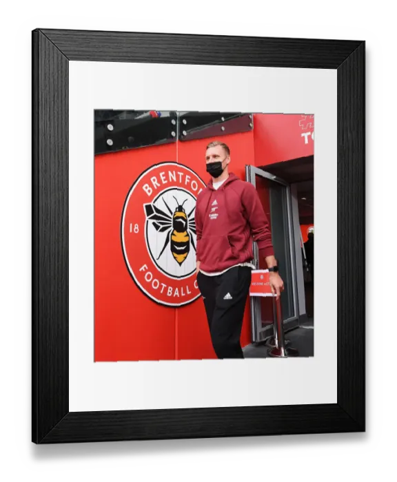 Framed Print : Arsenal's Bernd Leno Prepares for Brentford Clash in Premier League