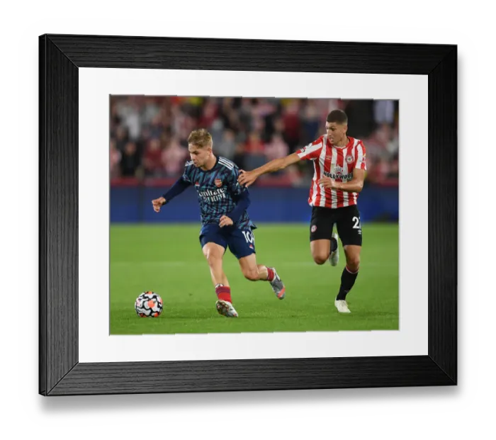 Framed Print : Emile Smith Rowe vs. Vitaly Janelt: A Premier League Battle - Arsenal vs. Brentford (2021-22)