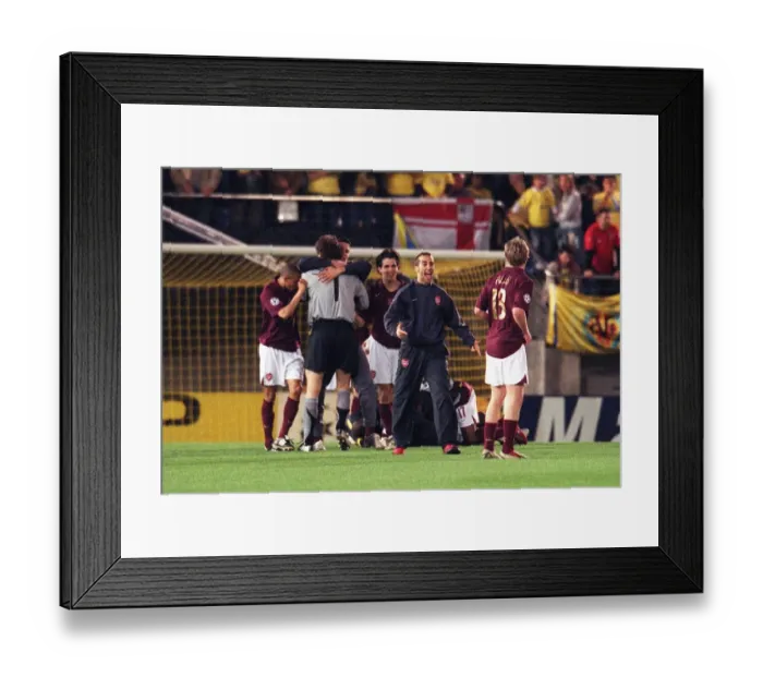 Framed Print : The Arsenal players celebrate at the end of the match. Villarreal 0: 0 Arsenal Framed Print : The Arsenal players celebrate at the end of the match. Villarreal 0: 0 Arsenal