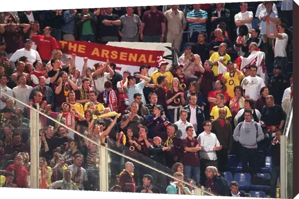 Arsenal fans celebrate at the end of the match. Villarreal 0: 0 Arsenal