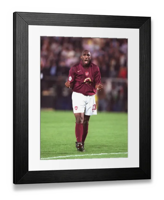 Framed Print : Sol Campbell (Arsenal) celebrates at the end of the match