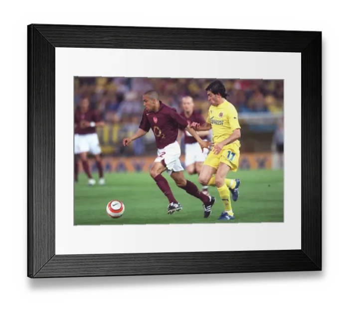 Framed Print : Gael Clichy (Arsenal) Javi Venta (Villarreal). Villarreal v Arsenal