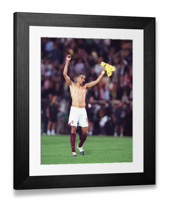 Framed Print : Gilberto (Arsenal) celebrates at the end of the match. Villarreal 0: 0 Arsenal