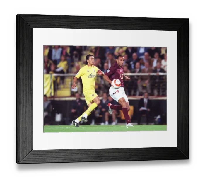 Framed Print : Thierry Henry (Arsenal) Pena (Villarreal). Villarreal 0: 0 Arsenal
