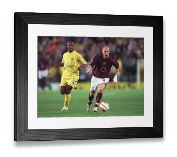 Framed Print : Freddie Ljungberg (Arsenal) Marcos Seena (Villarreal). Villarreal 0: 0 Arsenal