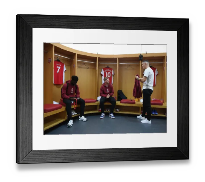 Framed Print : Arsenal Trio: Pre-Match Huddle in Emirates Changing Room (Arsenal v Chelsea, 2021-22)