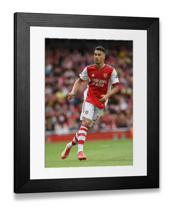 Framed Print : Arsenal's Martinelli Faces Off Against Chelsea in 2021-22 Premier League Clash