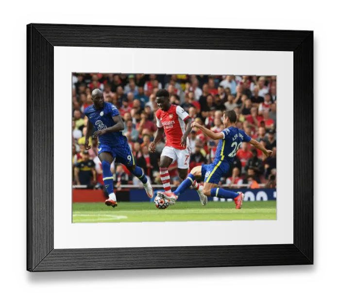 Framed Print : Arsenal's Bukayo Saka Clashes with Chelsea's Azpilicueta and Lukaku in Premier League Showdown Framed Print : Arsenal's Bukayo Saka Clashes with Chelsea's Azpilicueta and Lukaku in Premier League Showdown