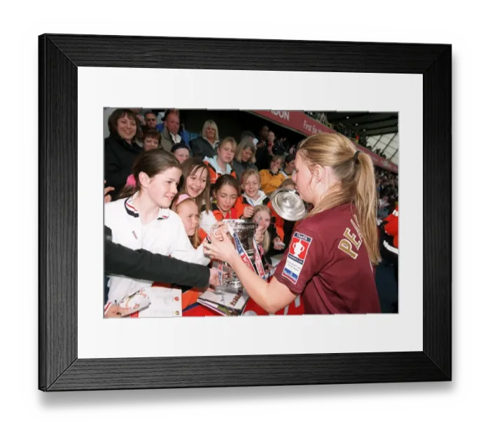 Framed Print : Kirsty Pealling (Arsenal) with the FA Cup Trophy Framed Print : Kirsty Pealling (Arsenal) with the FA Cup Trophy