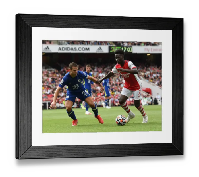 Framed Print : Arsenal's Bukayo Saka Clashes with Chelsea's Cesar Azpilicueta in the 2021-22 Premier League Match