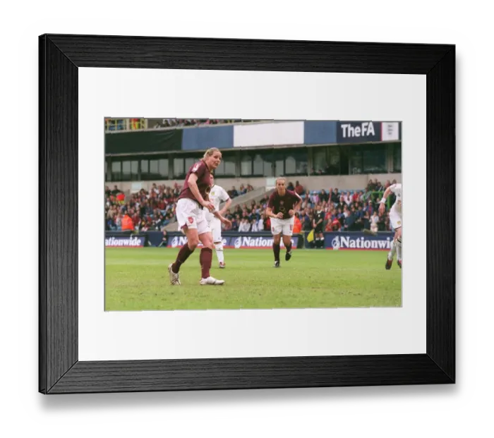 Framed Print : Kelly Smith scores Arsenals 4th goal from the penalty spot