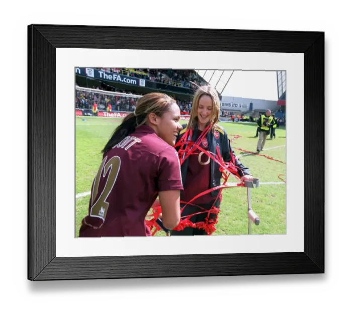 Framed Print : Yvonne Tracy and Alex Scott (Arsenal) with the FA Cup Trophy