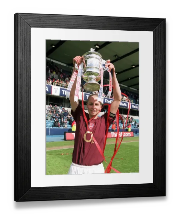 Framed Print : Faye White (Arsenal) with the FA Cup Trophy