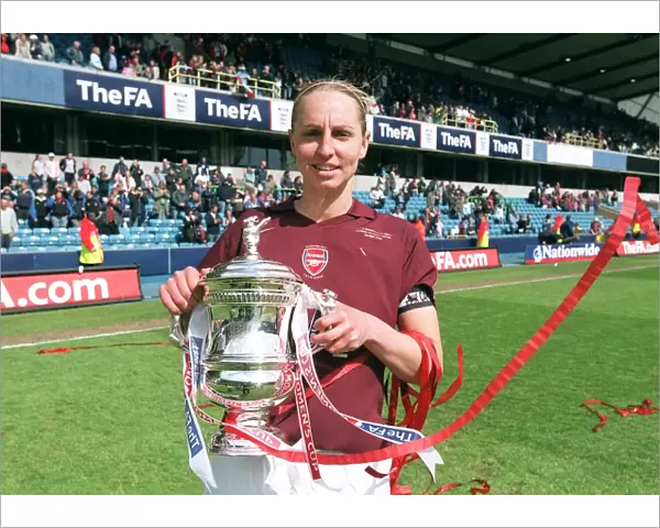 Faye White (Arsenal) with the FA Cup. Arsenal Ladies 5: 0 Leeds United Ladies