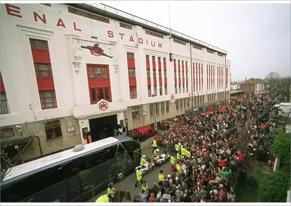 The Arsenal Team coach drops the players at the East Stand on Avenell Road