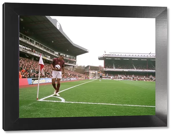 Thierry Henry (Arsenal) prepares to take a corner in the South East corner of the stadium