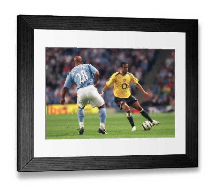 Framed Print : Ashley Cole (Arsenal) and Trevor Sinclair (Man City)
