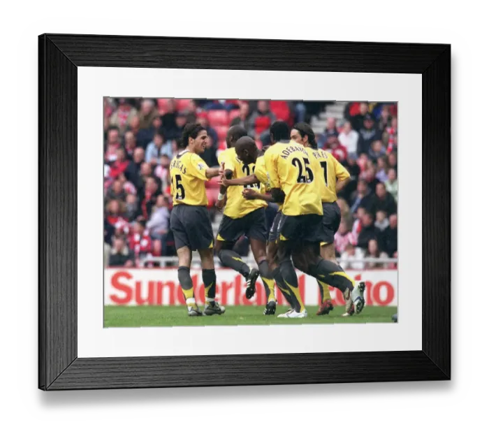 Framed Print : Abou Diaby is congratulated by Cesc Fabregas and Emmanuel Adebayor for pressuring Danny Collins Framed Print : Abou Diaby is congratulated by Cesc Fabregas and Emmanuel Adebayor for pressuring Danny Collins