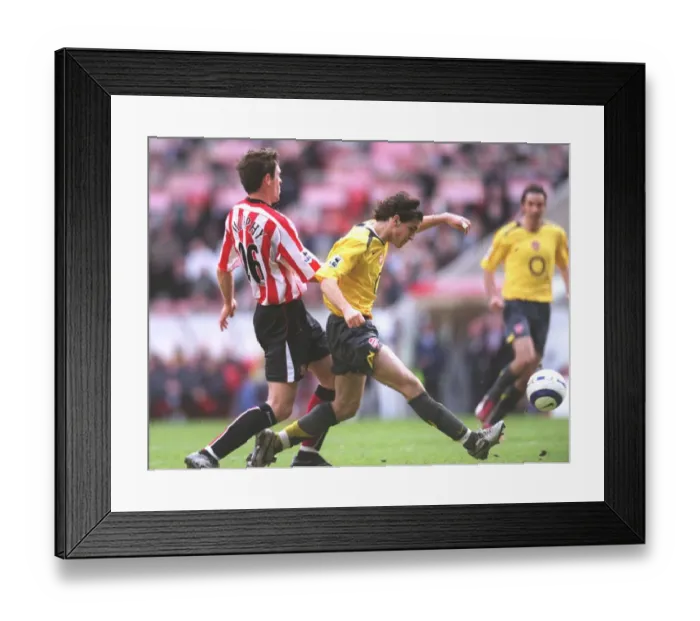Framed Print : Fabregas Strikes Again: Arsenal's Dominance Over Sunderland Continues with a Brilliant Goal