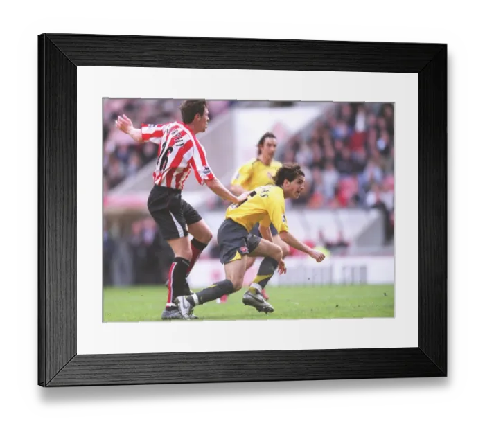 Framed Print : Cesc Fabregas beats Daryl Murphy to shoot past Sunderland goalkeeper Kelvin Davis to score the 2nd A