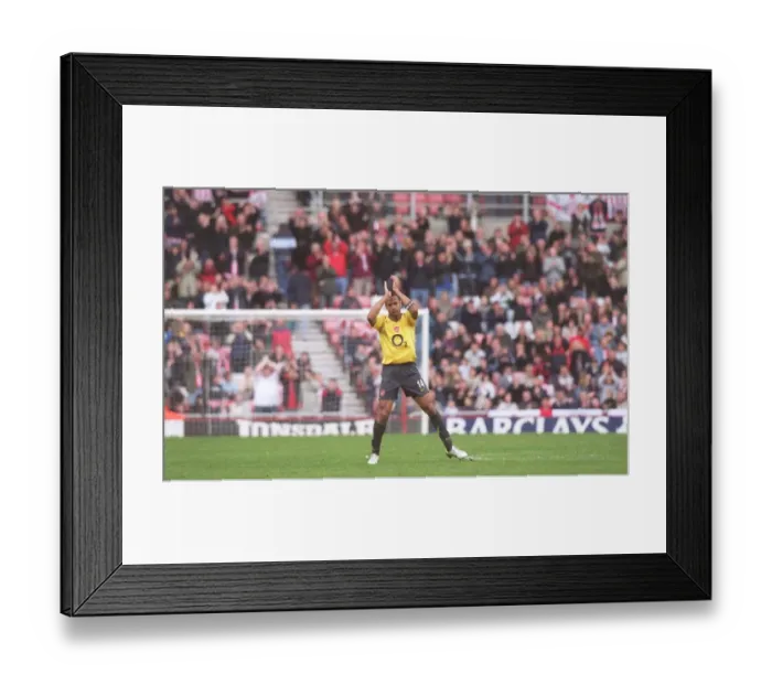 Framed Print : Arsenal captain Thierry Henry applauds the fans as he is substituted Framed Print : Arsenal captain Thierry Henry applauds the fans as he is substituted
