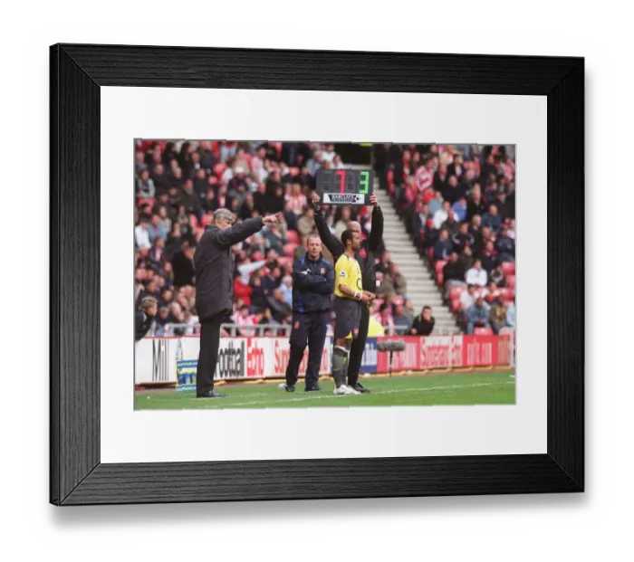 Framed Print : Arsene Wenger the Arsenal Manager brings on substitute Ashley Cole (Arsenal)