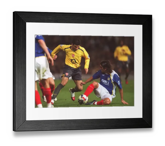 Framed Print : Arsenal and Portsmouth Draw 1-1 in FA Premiership at Fratton Park, 2006 Framed Print : Arsenal and Portsmouth Draw 1-1 in FA Premiership at Fratton Park, 2006