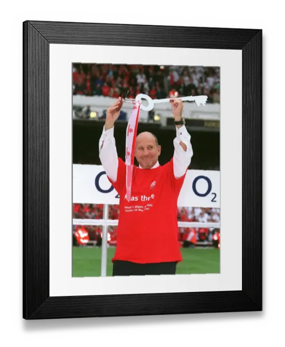 Framed Print : Danny Fizsman (Arsenal Director) with a key to Emirates Stadium during the Final Salute Ceremony
