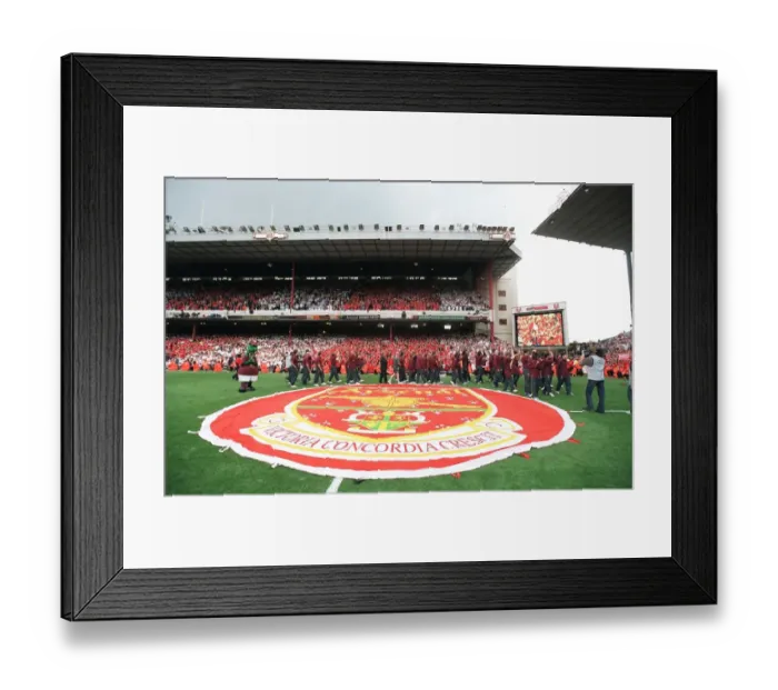Framed Print : The Arsenal Squad wave to the fans from the pitch during the final salute parade Framed Print : The Arsenal Squad wave to the fans from the pitch during the final salute parade